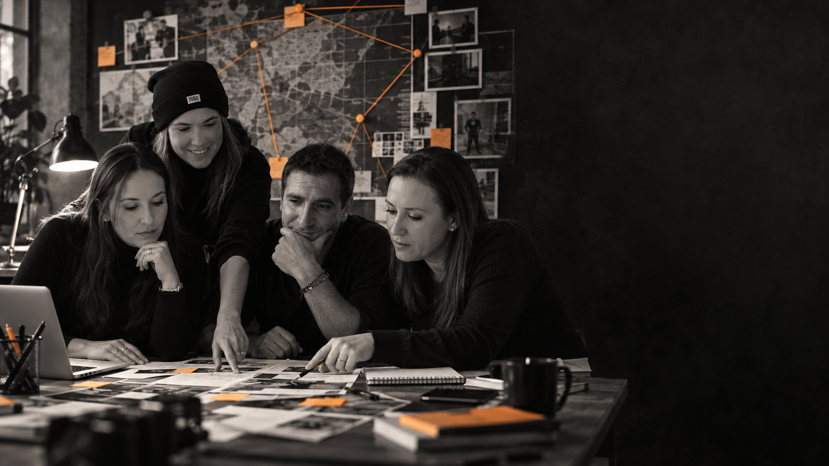 El equipo de marketing de Marina González trabajando sobre el tablero de estrategia