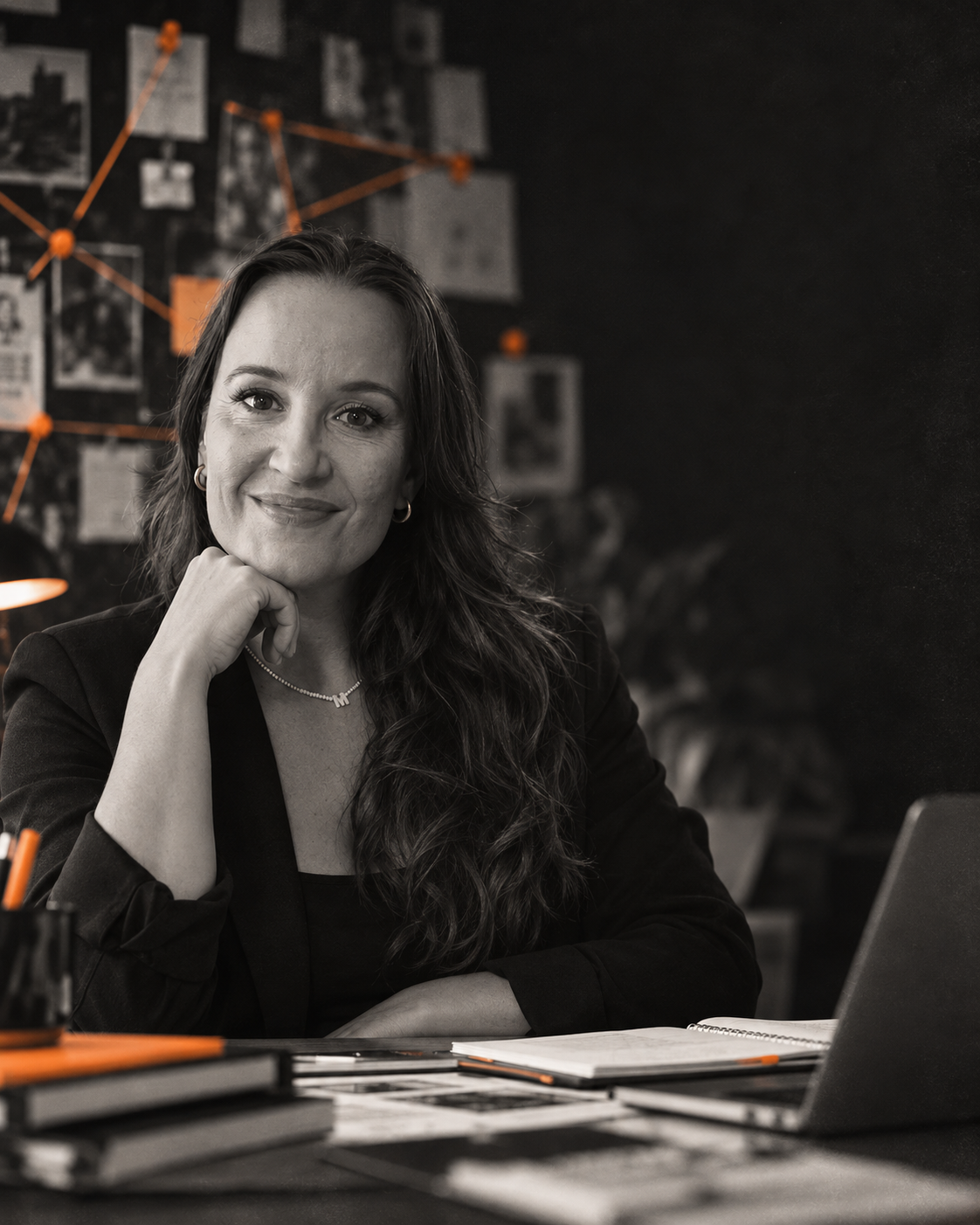 Consultora de marketing en su tablero de investigación
